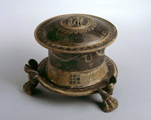 紀元前2世紀のテッサロニキで発見された、3つのライオンの爪の足で支えられた「西斜面」の焼物のピリックス（セラミック） 作： Greek